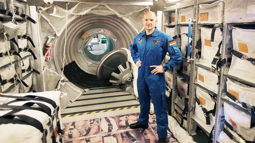  Der Astronaut Alexander Gerst steht in einem Trainings-Modul bei der European Space Agency (ESA). © Oliver Berg/dpa 