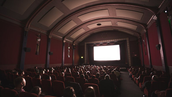 Im Kino muss man sich dem Film aussetzen. © Jake Hills/Unsplash