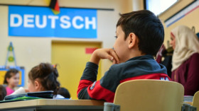  Neben der deutschen Sprache sollen bald auch deutsche Werte auf dem Stundenplan bayerischer Grundschüler stehen. ©Patrick Pleul/dpa 