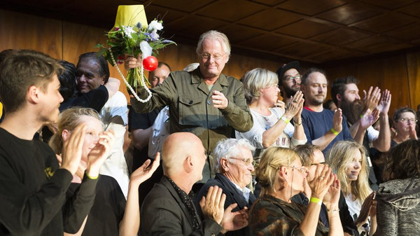 Der Intendant Frank Castorf (Mitte) verabschiedet sich am 1. Juli nach seiner letzten Vorstellung an der Volksbühne © Paul Zinken/dpa