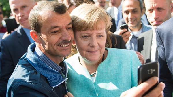 Das berühmte Selfie mit Merkel: Die Bundeskanzlerin posierte am 10. September 2015 in Berlin-Spandau für ein Foto mit einem Flüchtling. © Bernd von Jutrczenka/dpa