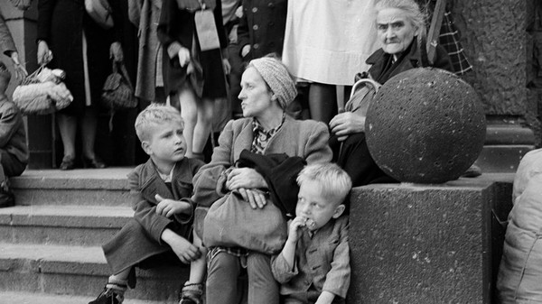 Eine geflüchtete Familie in Berlin, 1946. © Fred Ramage/Keystone Features/Getty Images