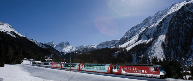 Glacier Express - Glacier Express vor Winterlandschaft
