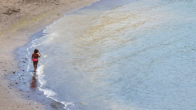  Bleibt der Strand sauber? Seit der Frachter "Cheshire" brennend vor ihrer Küste treibt, sorgen sich kanarische Politiker und Umweltschützer, auslaufendes Öl oder Ammoniumnitrat könnte die Inseln verschmutzen. © Borja Suarez/Reuters 