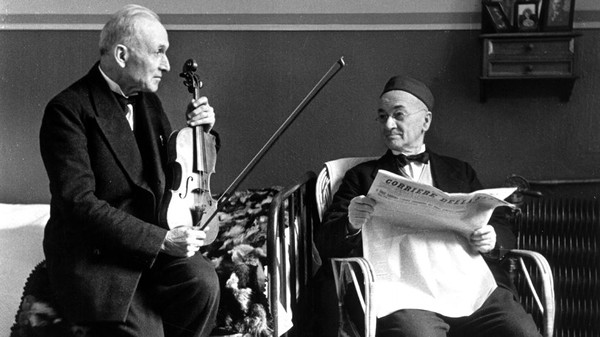 Zwei Bewohner der Casa Verdi, dem Altersheim für Musiker und Musikerinnen, in Mailand © Alfred Eisenstaedt/The LIFE Picture Collection/Getty Images