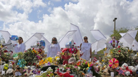  Als Engel verkleidete Mädchen erinnern vor der Schule in Parkland an den Amoklauf. © David Santiago/AP/dpa 