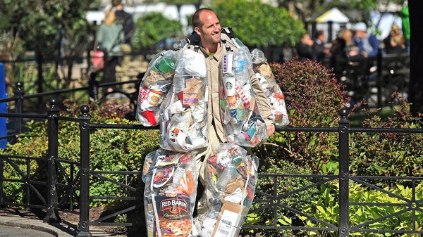  Wir stellen unsere Abfälle besonders gerne dorthin, wo bereits etwas rumliegt: Rob Greenfield aus New York hat einen Monat lang den Müll im Union Square Park gesammelt und sich damit umhüllt. © Timothy A. Clary/AFP/Getty Images 