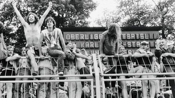 Fußballfans in der DDR, Anfang der Siebziger: Szene vom Titelbild des Buches "Stadionpartisanen", das Anne Hahn zusammen mit Frank Willmann verfasst hat. © nofb-shop.de Fußballfans in der DDR, Anfang der Siebziger: Szene vom Titelbild des Buches "Stadionpartisanen", das Anne Hahn zusammen mit Frank Willmann verfasst hat. © nofb-shop.de
