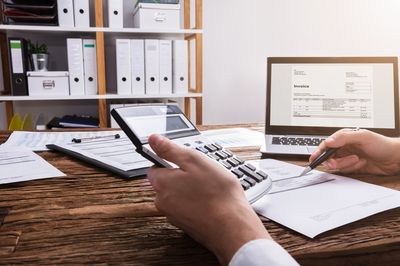 Schneller Geldeingang, ganz ohne Mahnung: 8 Maßnahmen, die wirklich helfen