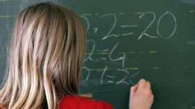 Mädchen glauben oft, sie seien nicht gut in Mathe. © Arno Burgi/dpa/dpa