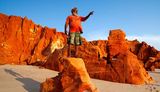 Travel Essence - Aborigine vor roten Felsen