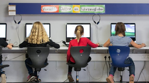 Im Computerraum: Manche Schulen bieten jedem Schüler ein Tablet, andere haben noch kein WLAN. © Friso Gentsch/dpa