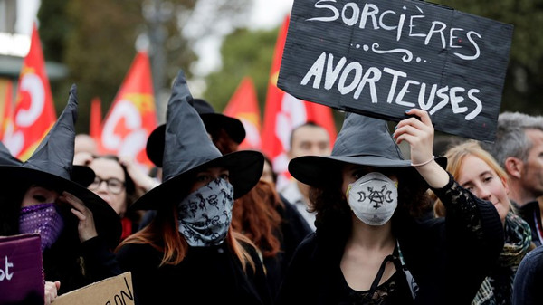 Als Hexen verkleidete Demonstrantinnen halten ein Schild mit der Aufschrift "Hexen Engelmacherinnen" hoch am Internationalen Tag für das Recht auf sichere Abtreibung am 28. September 2017 in Paris. © Thomas Samson/AFP/Getty Images