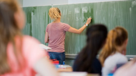  Mathematikunterricht in einer 8. Klasse. Besonders in Mathe und den naturwissenschaftlichen Fächern fehlen häufig Lehrerinnen und Lehrer. © Julian Stratenschulte/dpa