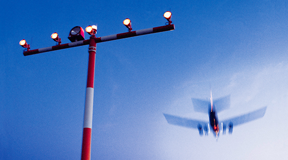 Landendes Flugzeug bei Dämmerung