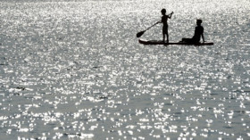  Vater mit Sohn am Ammersee. Familien in Deutschland sollen um insgesamt knapp zehn Milliarden Euro entlastet werden. © Christof Stache/AFP/Getty Images