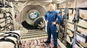  Der Astronaut Alexander Gerst steht in einem Trainings-Modul bei der European Space Agency (ESA). © Oliver Berg/dpa 
