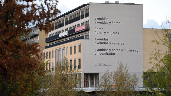    Die Fassade der Alice Salomon Hochschule in Berlin mit dem Gedicht von Eugen Gomringer © Britta Pedersen/dpa 