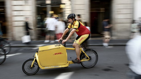 Um die Straßen nicht zu verstopfen, arbeiten Paketdienste inzwischen mit Lastenrädern. © Alessandro Bianchi/Reuters