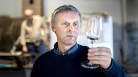  Kurt Zalto ist überzeugt, dass ein Glas Effekt auf den Wein hat – er selbst trinkt aber nicht. © Gianmaria Gava für DIE ZEIT 