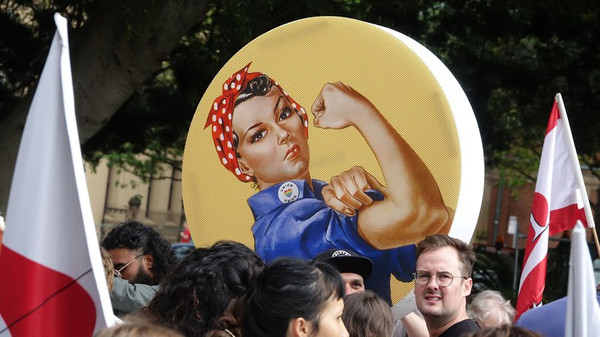 In Sydney nahmen im vergangenen Jahr zahlreiche Menschen an einem Marsch zum Internationalen Frauentag teil. © Ben Rushton/dpa/dpa