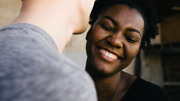 Frauen wird noch immer anerzogen, dass es besser für sie ist, eine gute Mine zum bösen Spiel zu machen. © Tanja Heffner/unsplash.com