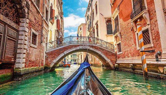 Venedig – Gondel fährt durch den Kanal