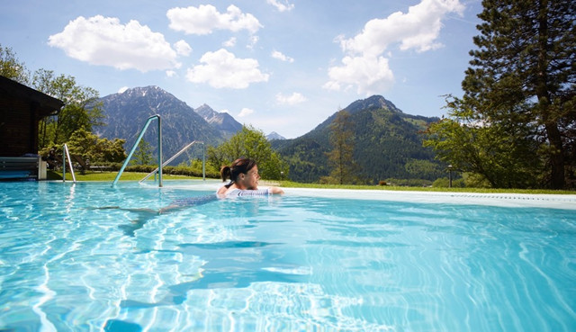 Pool mit Landschaftsblick