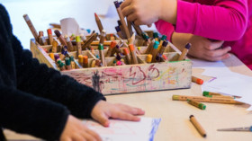  Kinder malen in einer Kindertagesstätte. © Jens Büttner/dpa