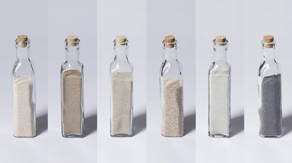 Mit Sand gefüllte Glasflaschen