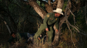 Ein Agent setzt mutmaßliche Drogenschmuggler an der mexikanischen Grenze zu den USA fest. © Loren Elliott/Reuters