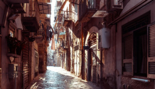 Neapel - Häuserschlucht