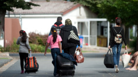  Flüchtlinge an einer Unterkunft in Niedersachsen (Archivbild) © Swen Pförtner 