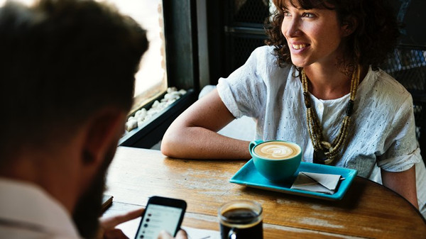 Sie freut sich über den feinen Kaffee, er chattet mit den anderen: Eifersucht ist von gestern. © rawpixel.com/unsplash.com