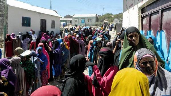 Frauen stehen Schlange vor einem Wahllokal in Hargeisa am 13. November. © STR/AFP/Getty Images