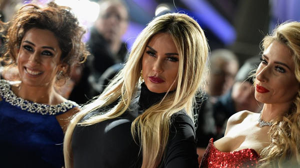 Man achte auf die Brauen: die britischen Entertainerinnen Katie Price and Stacey Solomon (rechts) während einer Gala in London © Jeff Spicer/Getty Images