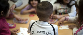 Das Symbolbild zeigt unter anderem einen jungen Migranten mit Deutschland-Trikot: Laut neuer Analyse des Verfassungsschutzes würden manche Kinder in Deutschland «von Geburt an mit einem extremistischen Weltbild erzogen». © Stefanie Loos / Reuters