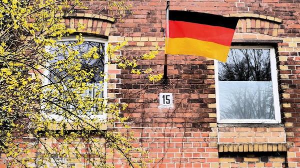 Die Flagge weht nach rechts: Deutschlandfahne in Berlin-Blankenfelde. © imago/Jürgen Ritter