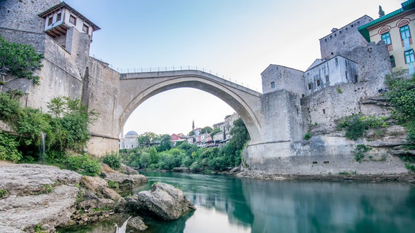   Die Brücke in Mostar, Bosnien-Herzegowinas erste Weltkulturerbestätte © Faruk Kaymak/unsplash.com 