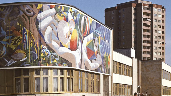 Wandmosaik am Erfurter Kulturzentrum am Moskauer Platz des spanischen Malers und Grafikers Josep Renau (1907–1982) © Dieter Demme/dpa