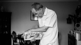  Dave Forsyth ist an Parkinson erkrankt. Sein Sohn, der Fotograf Ian Forsyth, begleitete ihn und seine Krankheit mit der Kamera. © Ian Forsyth, aus der Serie "The Empty Chair" 