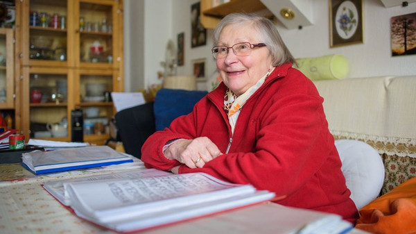 Marlies Krämer in ihrem Wohnzimmer im saarländischen Sulzbach © Oliver Dietze/dpa