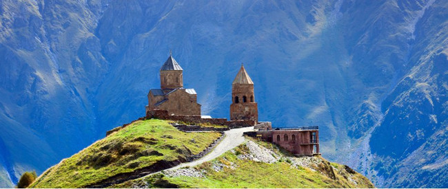 Georgien - Kloster vor Bergkulisse