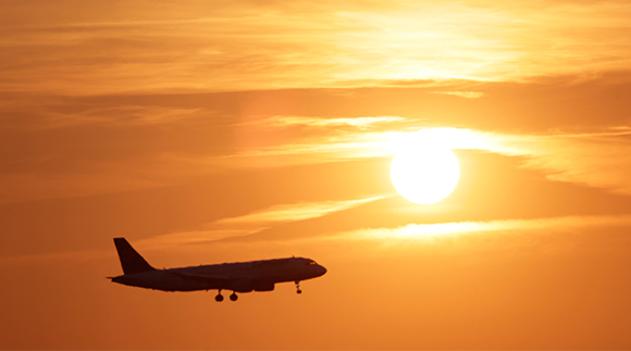 Kind mit Fliegerkappe und Flugzeug 