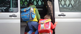 Kinder auf dem Weg in die Schule © Ralf Hirschberger/dpa