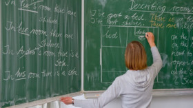  Studien zeigen: Angestellte Lehrerinnen und Lehrer kosten den Staat gar nicht weniger als verbeamtete Lehrerinnen und Lehrer. © Patrick Pleul/dpa