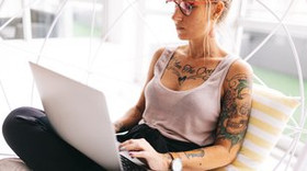 Wer einen Laptop vom Arbeitgeber bekommt, ist nicht mehr an den Bürotisch gekettet, hat aber oft auch mehr Stress und macht zu selten Pause. © Criene/EyeEm.com