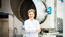 Christoph Gebald vor einem CO2-Filter in Zürich © Raffael Waldner für DIE ZEIT 