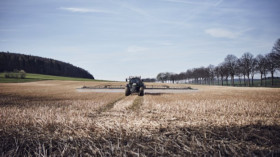 Ein Traktor fährt über ein Feld und bringt Glyphosat aus. © Steven Lüdtke/Forum Moderne Landwirtschaft/dpa 