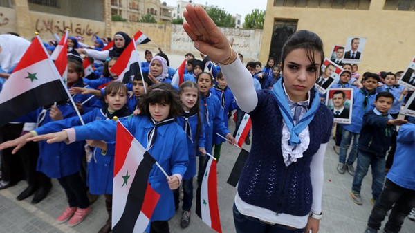  Früher war es Hafiz al-Assad, der Syriens Kinder für die Partei instrumentalisierte. Danach, wie hier auf einem Bild von 2014 aus Aleppo, führte sein Sohn Baschar al-Assad das Prinzip fort. © Joseph Eid/AFP/Getty Images 